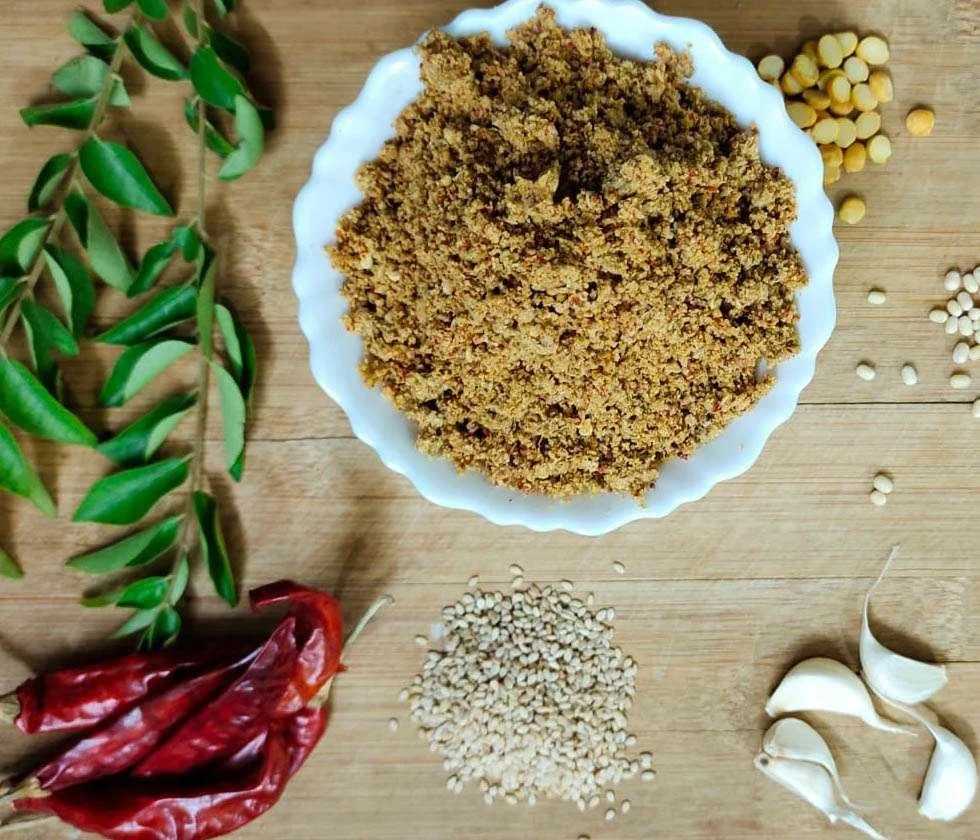 Authentic homemade Nuvvula Karampodi made with roasted sesame seeds and spices – a delicious Andhra-style spice powder from FoodFida.