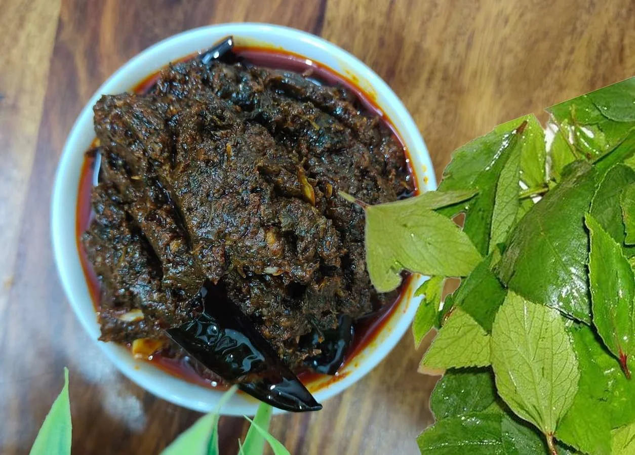 Tangy and spicy homemade gongura pickle made with fresh sorrel leaves and aromatic spices from FoodFida.com. Perfect with rice, roti, and dosa.